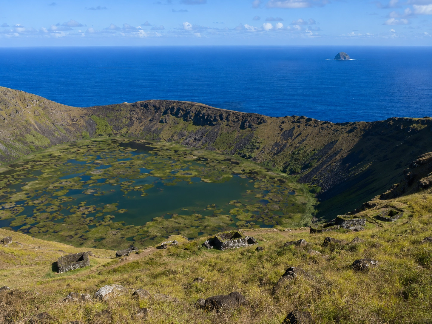 1785801110620870.webp 复活岛Rano Kau火山湖.webp